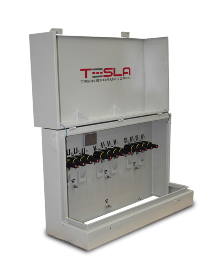 Caja de derivaciones 4 vias. Entrada y Salida en 600A, 2 derivaciones en 200 A (Ocasionalmente sumergible)