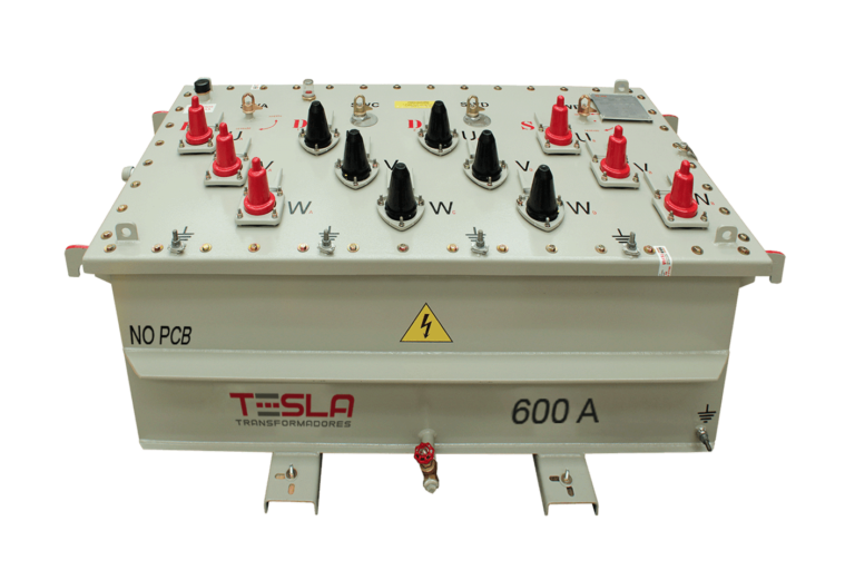 Caja de maniobras 4 vias. Entrada y Salida en 600A, 2 derivaciones en 200 A (Ocasionalmente sumergible)